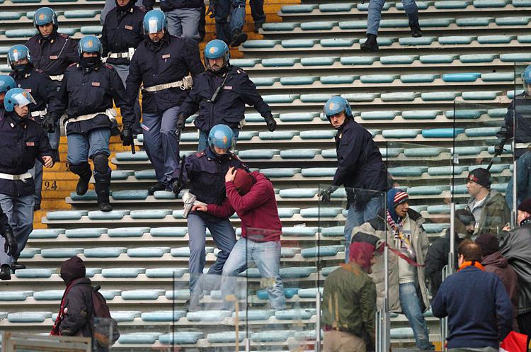 Calcio: più controlli e polizia negli stadi, direttiva a Questori