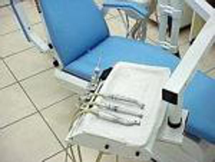 Sanità: la proposta, confiscare studi falsi dentisti per cure gratis solidali