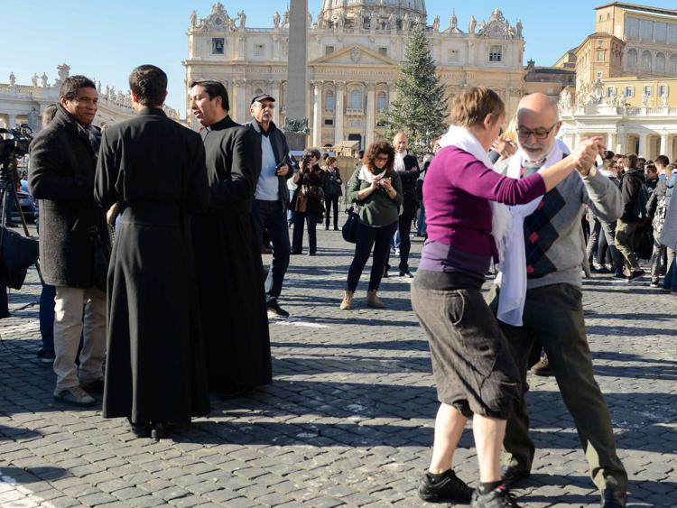 Passi di danza in Piazza San Pietro (Infophoto)