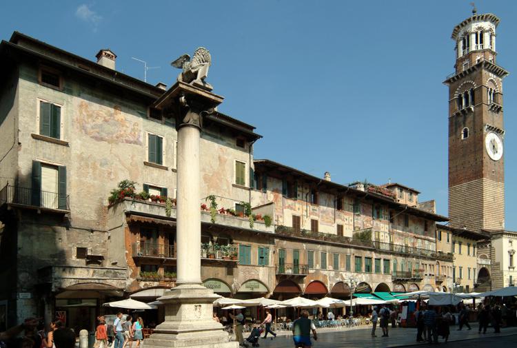 piazza Erbe a Verona