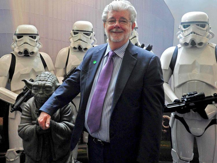 Il regista George Lucas fra gli stormtrooper di 'Star Wars', mano nella mano con il maestro Jedi Yoda (Foto Infophoto) - INFOPHOTO