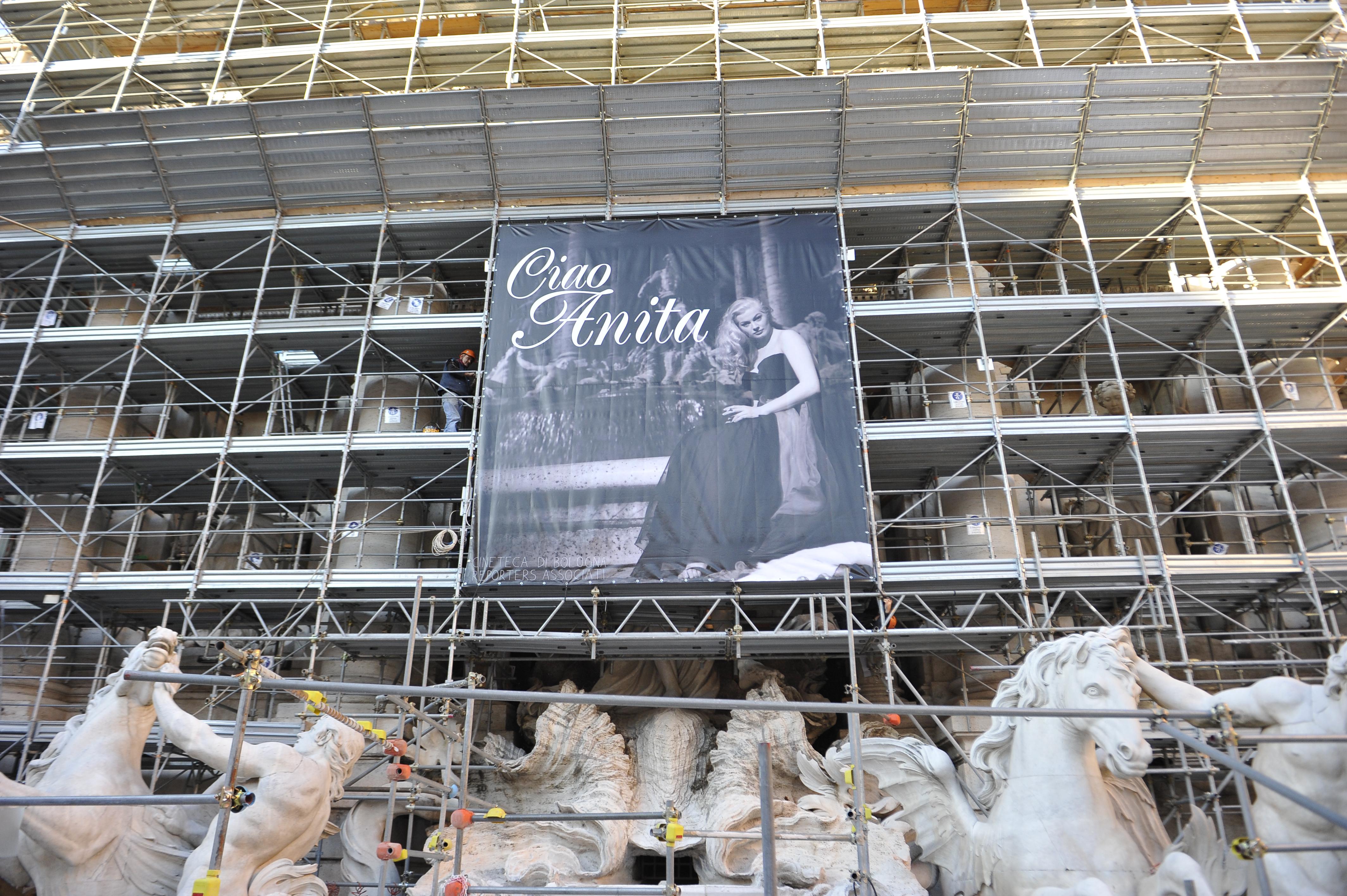 Roma, 13 gennaio 2015. Fontana di Trevi. Gigantografia di Anita Ekberg in occasione della sua morte. (Foto Adnkronos/Cristiano Camera)