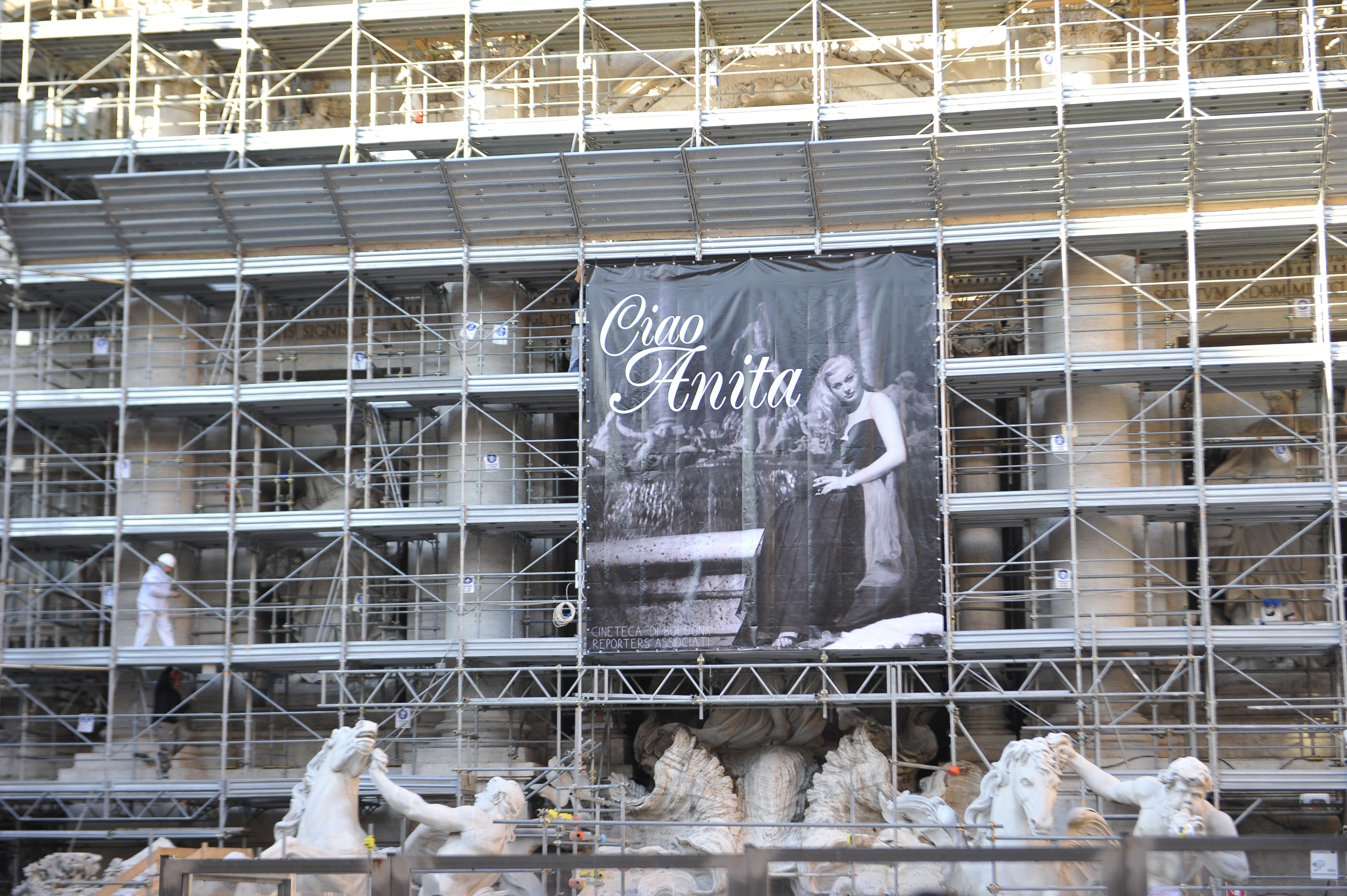 Roma, 13 gennaio 2015. Fontana di Trevi. Gigantografia di Anita Ekberg in occasione della sua morte. (Foto Adnkronos/Cristiano Camera)