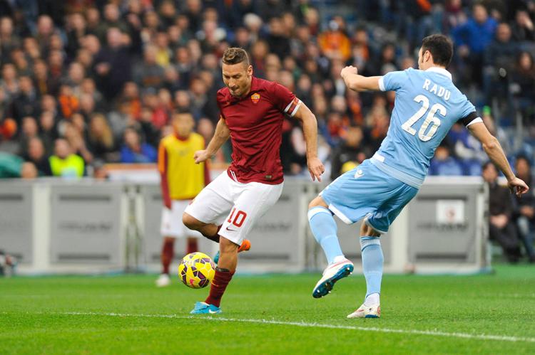 Francesco Totti realizza la prima rete nel derby (foto Infophoto) - INFOPHOTO
