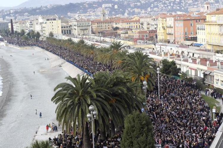 Una veduta della manifestazione oggi a Nizza. - (dal profilo Twitter del deputato locale Eric Ciotti)