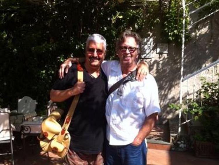 Pino Daniele ed Eric Clapton in una foto postata dal musicista britannico sul suo profilo Facebook