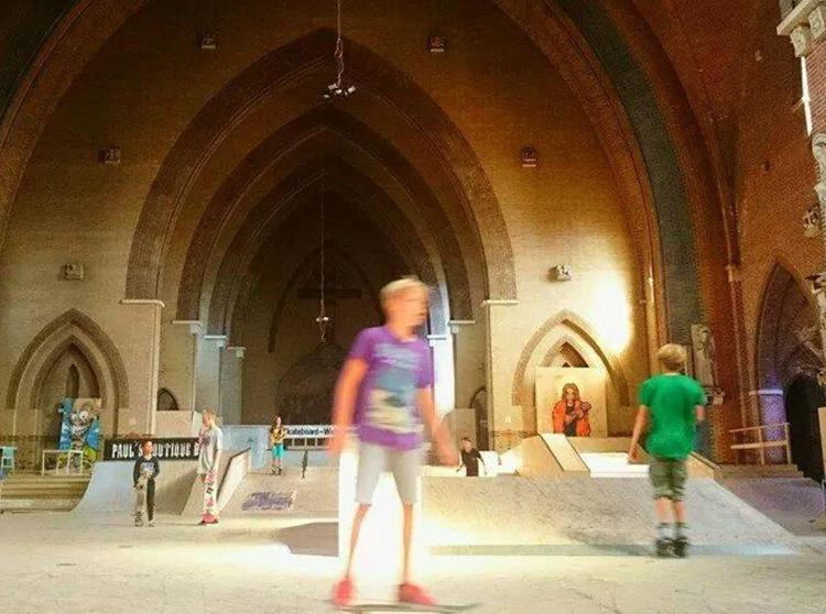 Bambini sullo skateboard nella chiesa sconsacrata di San Giuseppe ad Arnheim, in Olanda.  - (dalla pagina Facebook dello Skate Hall) - (dalla pagina Facebook dello Skate Hall)