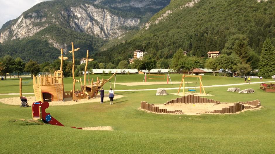 Parco giochi di Molveno in provincia di Trento (Foto di playgroundaroundthecorner.it)