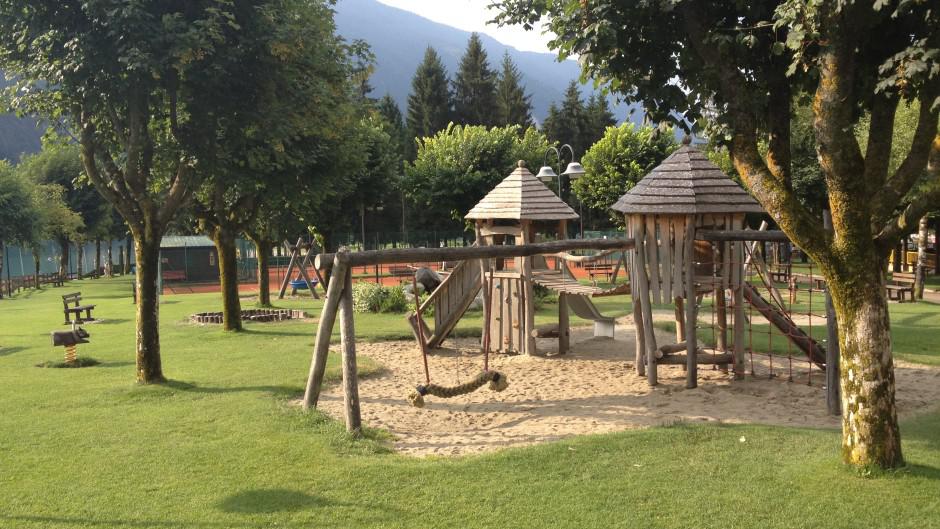 Parco giochi di Molveno in provincia di Trento (Foto di playgroundaroundthecorner.it)