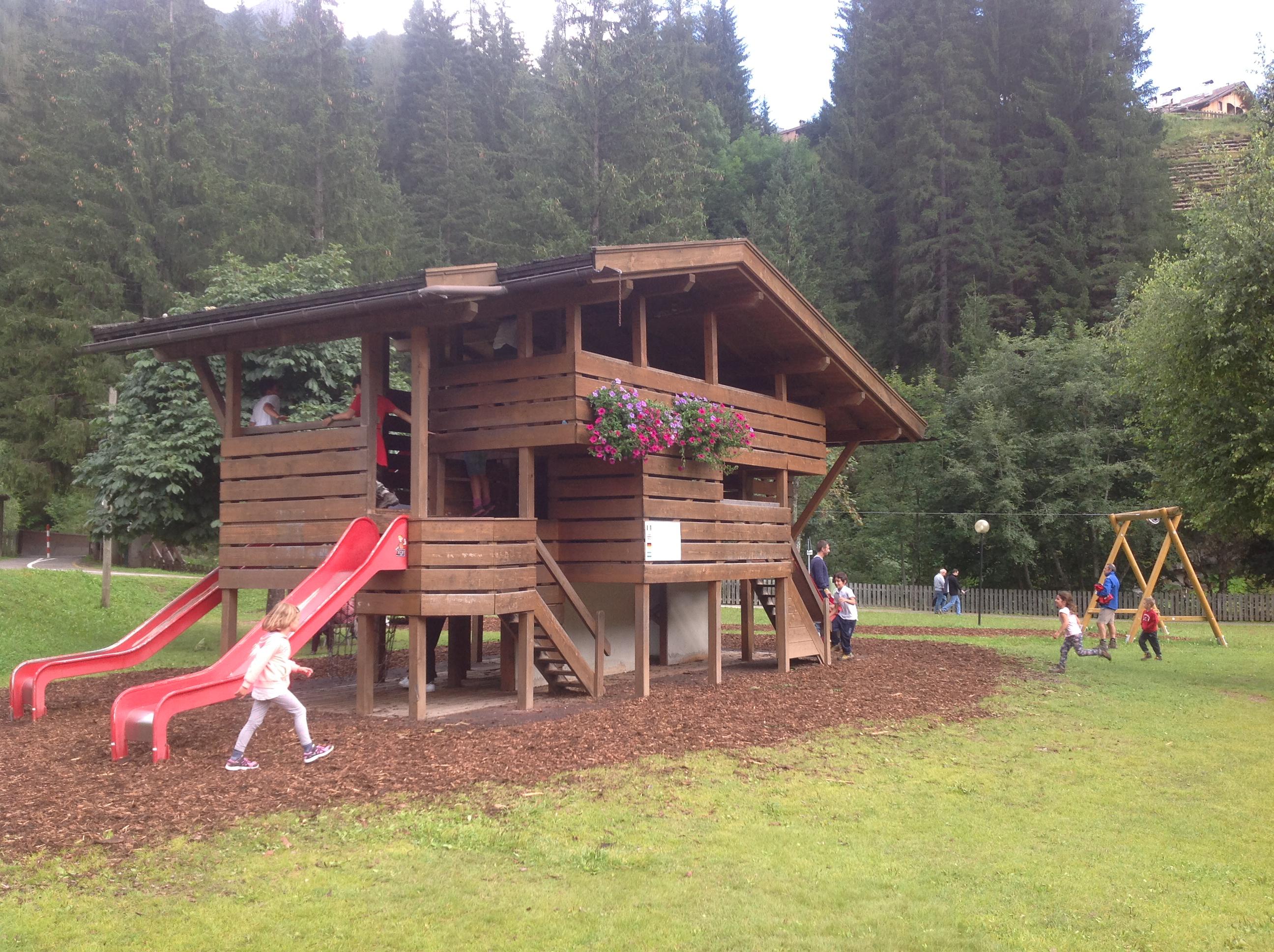Parco giochi di Soraga in Val di Fassa (Foto di playgroundaroundthecorner.it)