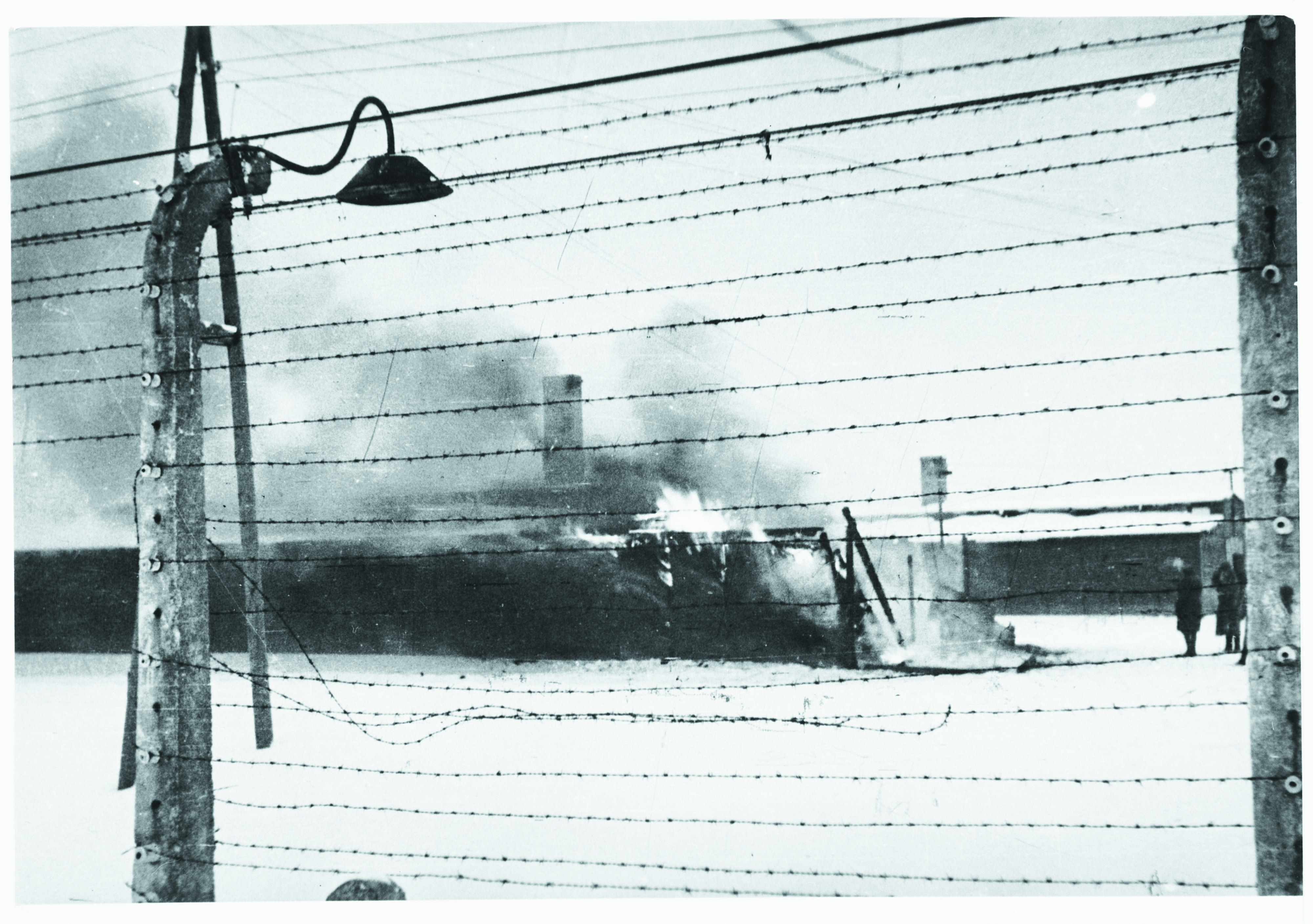 Birkenau, gennaio 1945: per far sparire le tracce dell’assassinio di massa, prima di abbandonare il campo le SS incendiano i magazzini (Effektenlager Kanada II”) che contengono i vestiti e gli oggetti degli ebrei uccisi