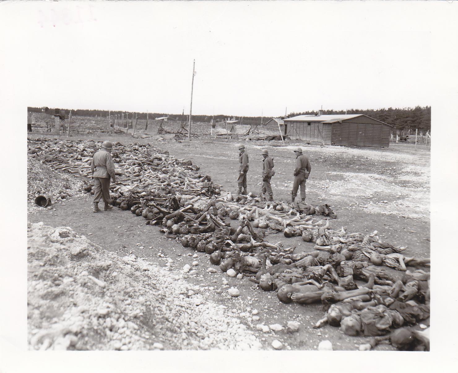 Landsberg, sottocampo di Dachau, 30 aprile 1945: soldati americani davanti a centinaia di cadaveri