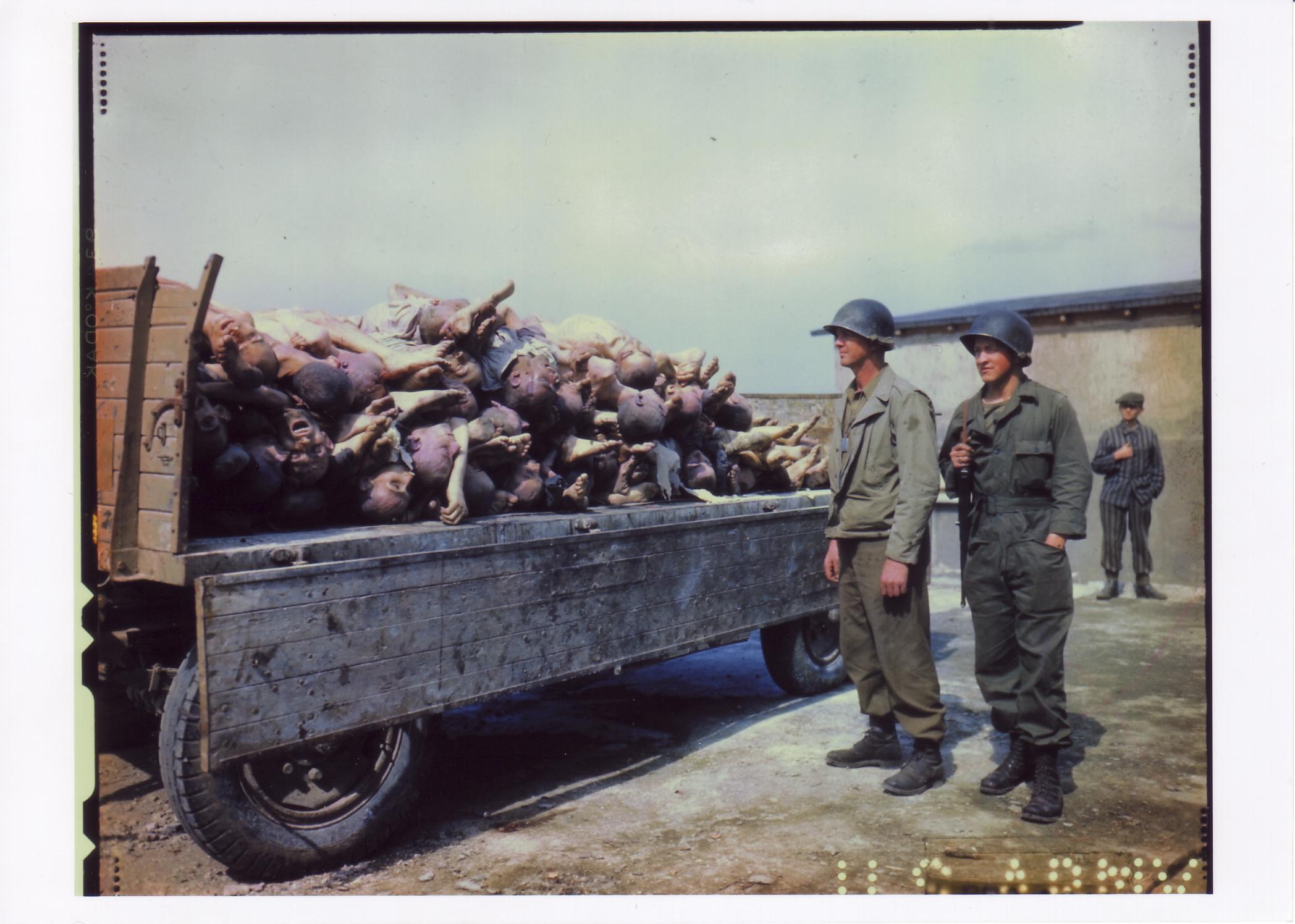 Buchenwald, 18 aprile 1945: due soldati americani con un carro pieno di cadaveri nel cortile del crematorio 