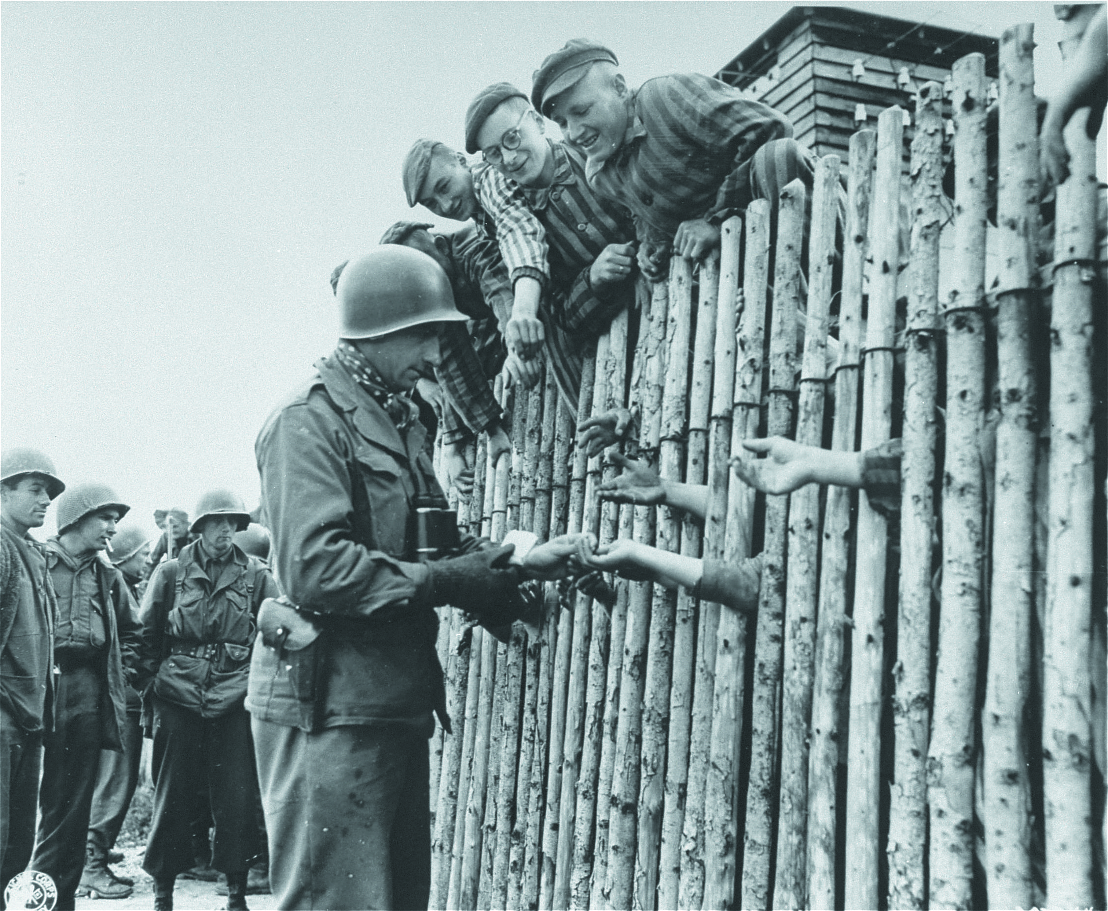 Allach, sottocampo di Dachau, 30 aprile 1945: ex-prigionieri ringraziano i liberatori americani della VII armata