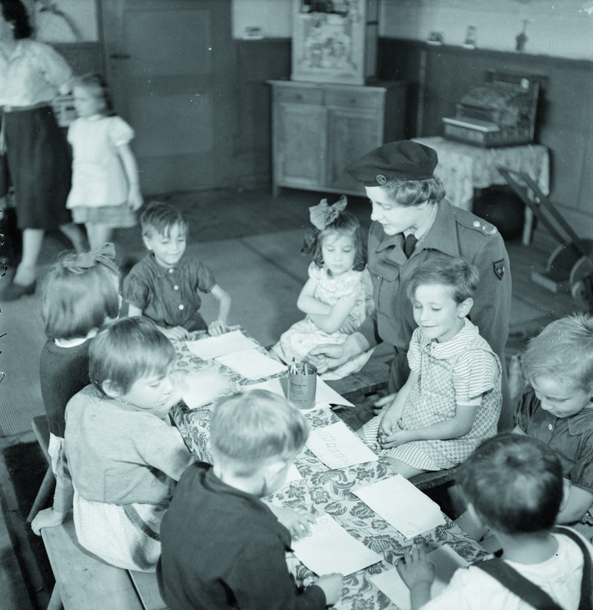 Bergen-Belsen, giugno 1946, Displaced Persons Camp per ebrei: bambini orfani sopravvissuti assistiti in un asilo nido. Il DP Camp ebraico accoglie fino a 12.000 persone che attendono di poter emigrare. Il campo viene sciolto nel 1950