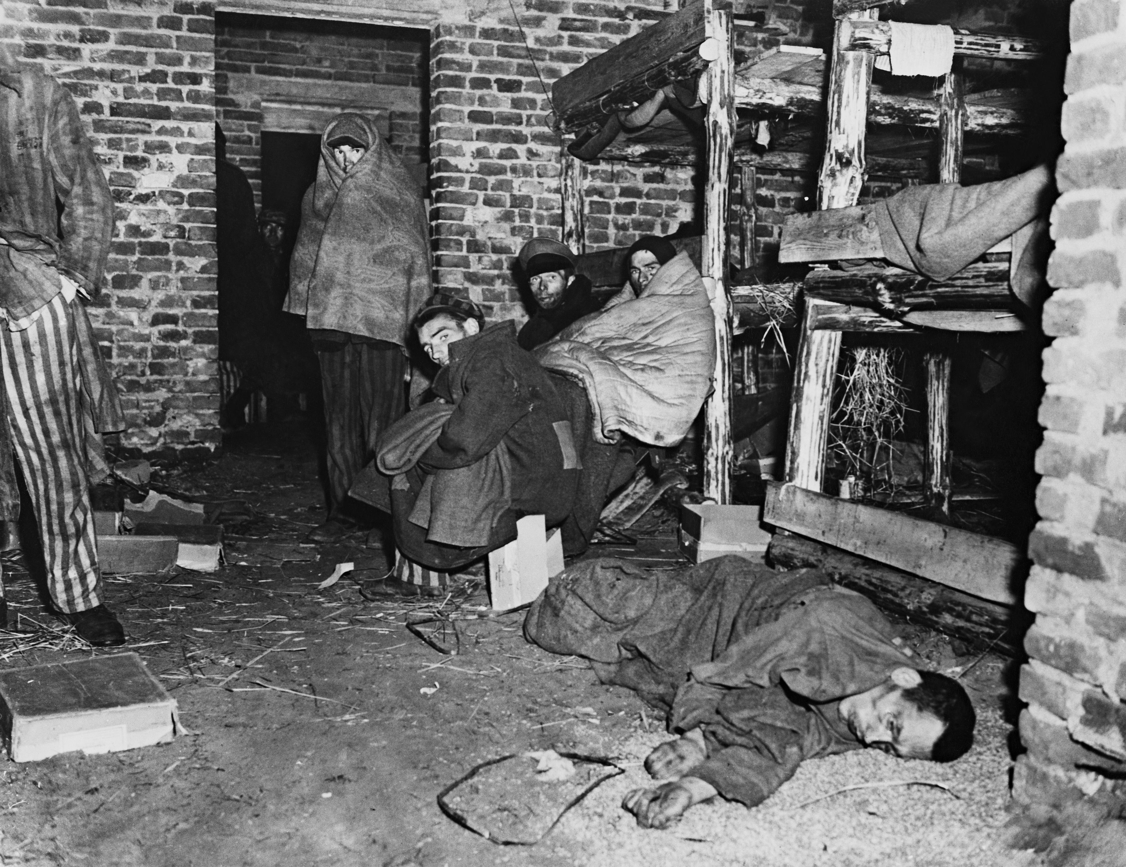 Guerre 1939-1945. Camp de concentration. Hommes dans un dortoir. World War II. Concentration camp. Men in a dormitory.