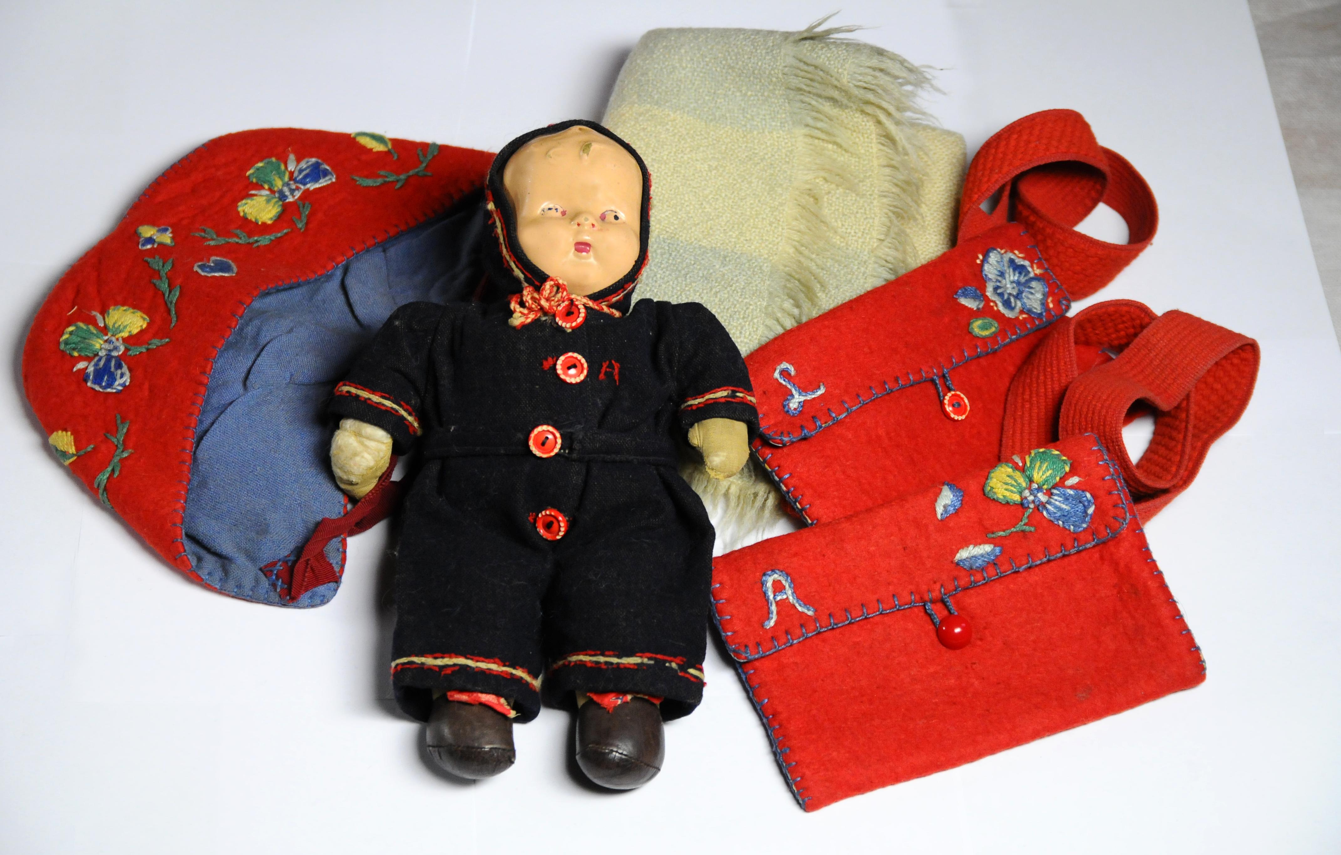 Bambola, borsette e cappellini delle due sorelline Bucci utilizzati durante la loro permanenza nell’istituto ebraico di Lingfield