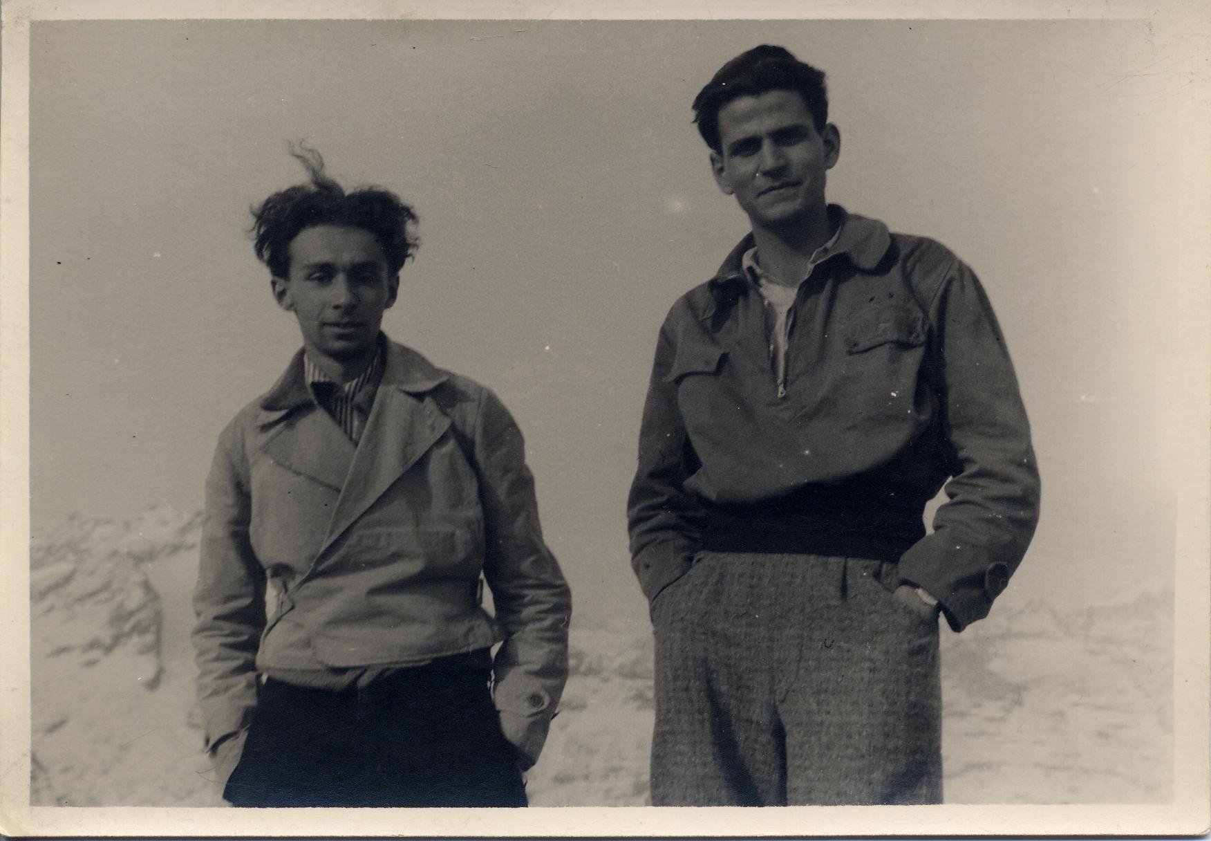 Nella fotografia sono ritratti, da sinistra, Primo Levi e Alberto Salmoni.