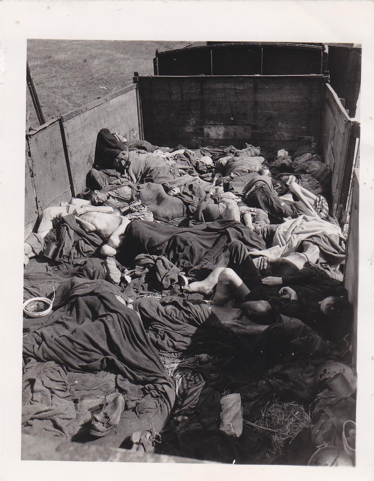 Dachau, 29/30 aprile 1945: cadaveri trovati dai soldati americani nel “treno della morte”