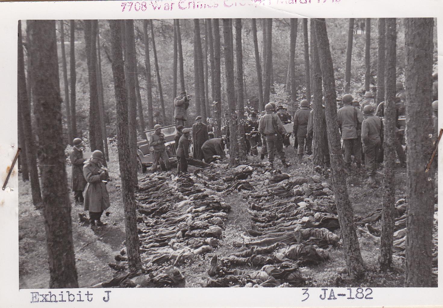 Il 29 aprile 1945, l’esercito americano fa riesumare - per dare loro una degna sepoltura - i prigionieri uccisi e seppelliti sbrigativamente nel villaggio di Neunburg vorm Wald durante la “marcia della morte” partita da Flossenbürg.