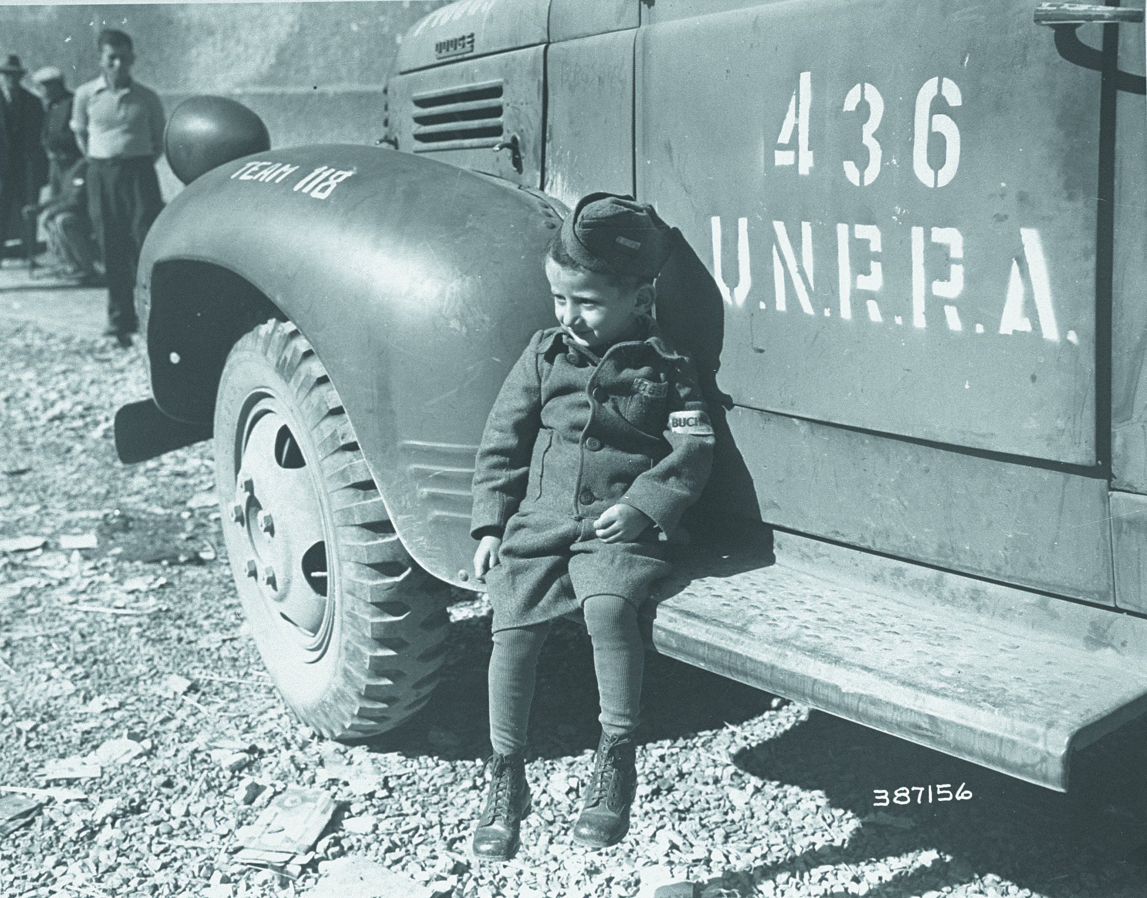 Buchenwald, 1945: Joseph Schleifstein, un bambino ebreo sopravvissuto, seduto sul fianco di un camion delle Nazioni Unite