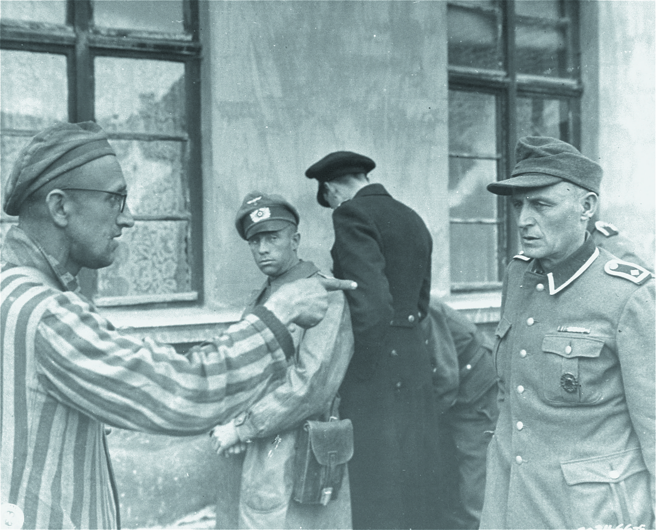 Buchenwald, 14 aprile 1945: un sopravvissuto russo liberato dalle truppe americane identifica una guardia SS particolarmente violenta
