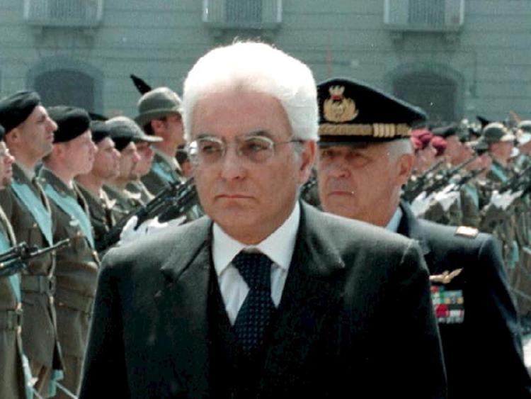 Sergio Mattarella  alla cerimonio per il 139 anniversario delle Forze Armate a Napoli, nel maggio 2006, quando era ministro della Difesa (foto Infophoto)