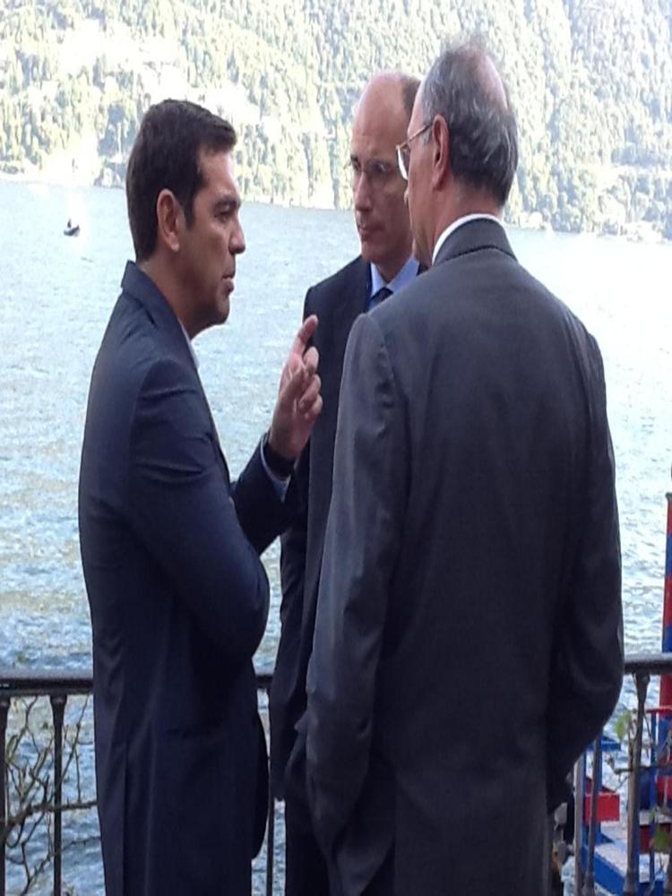 Alexis Tsipras conversa con Enrico Letta e Federico Ghizzoni (di spalle).