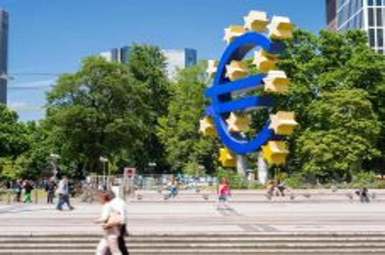 Monumento all'euro a Francoforte (foto Infophoto).