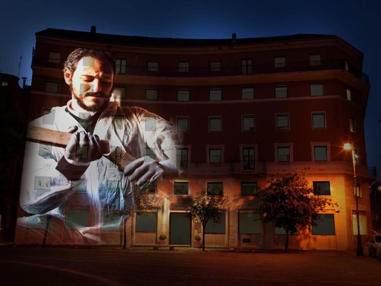 L'immagine di Gian Maria Tosatti, vincitore Talent Prize 2014, proiettata sulla sede del Gruppo AdnKronos, il Palazzo dell’Informazione (Foto AdnKronos) - ADNKRONOS