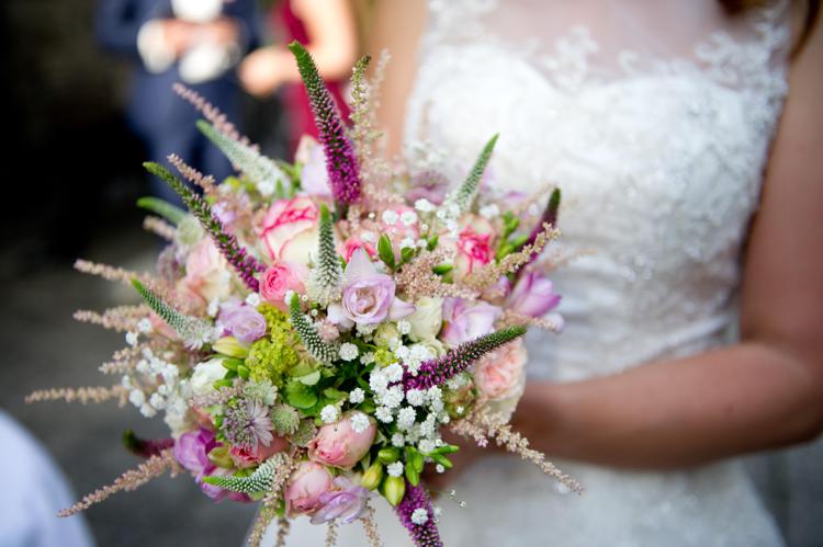 A bride with her bridal bouquet. - Infophoto - INFOPHOTO