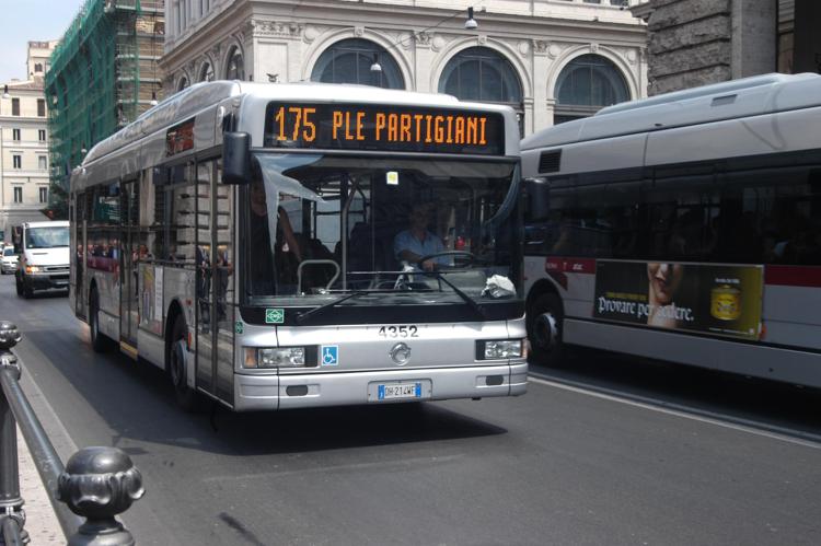 Roma, investito da un autobus a piazza Venezia: muore ragazzo di 20 anni