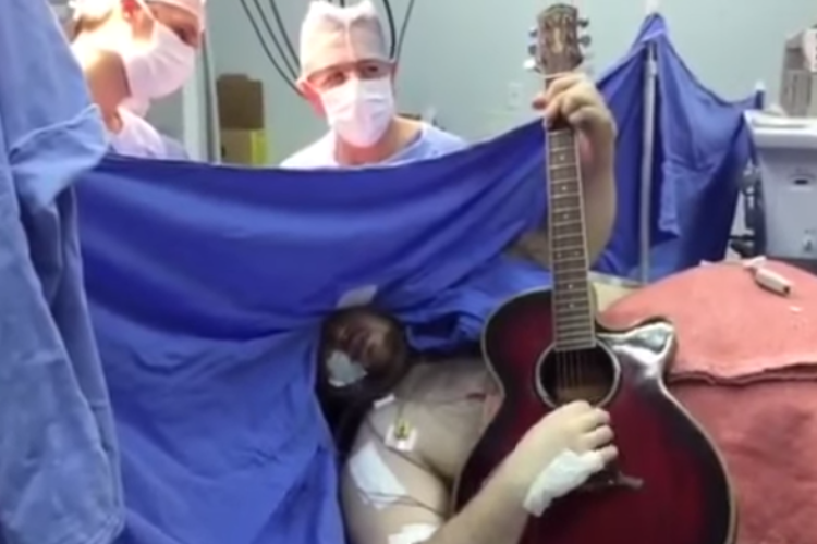 Medicina: Brasile, suona i Beatles con chitarra mentre è operato al cervello