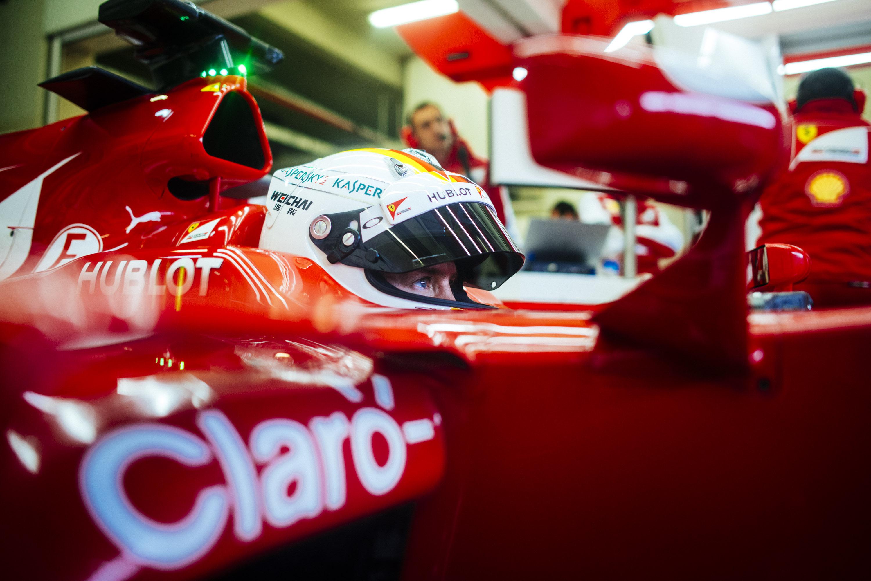 Sebastian Vettel alla guida della sua nuova Ferrari SF15-T