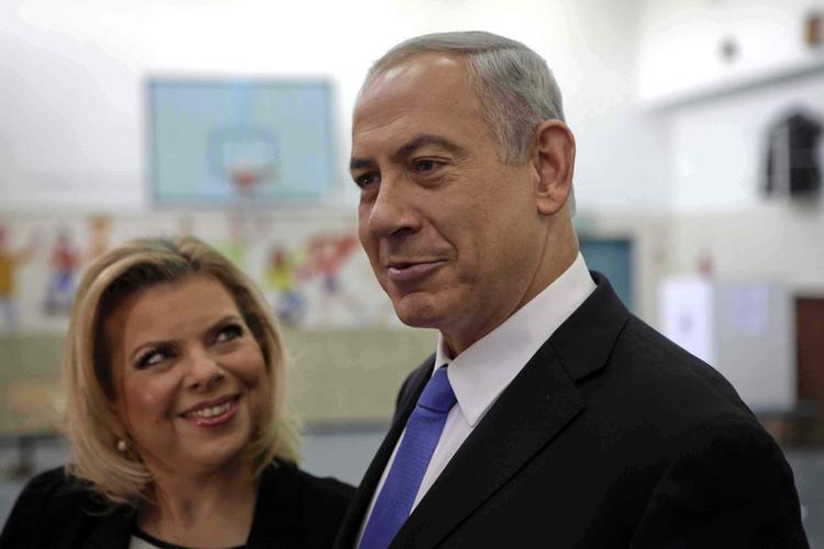 Il premier israeliano Benjamin Netanyahu con la moglie Sara - INFOPHOTO