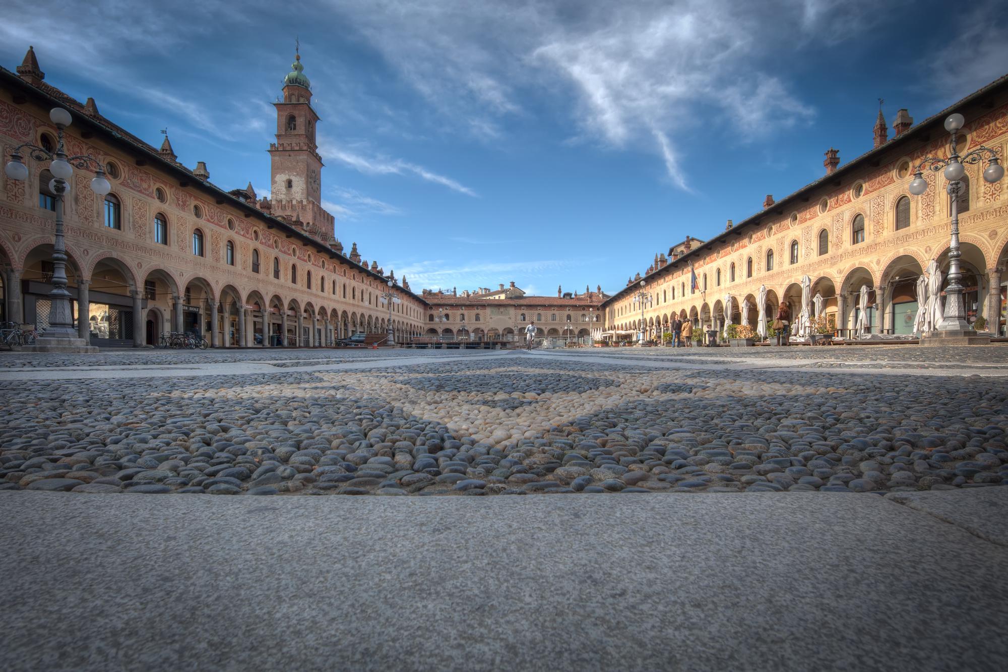 La piazza Ducale di Vigevano (foto Li Vigni)