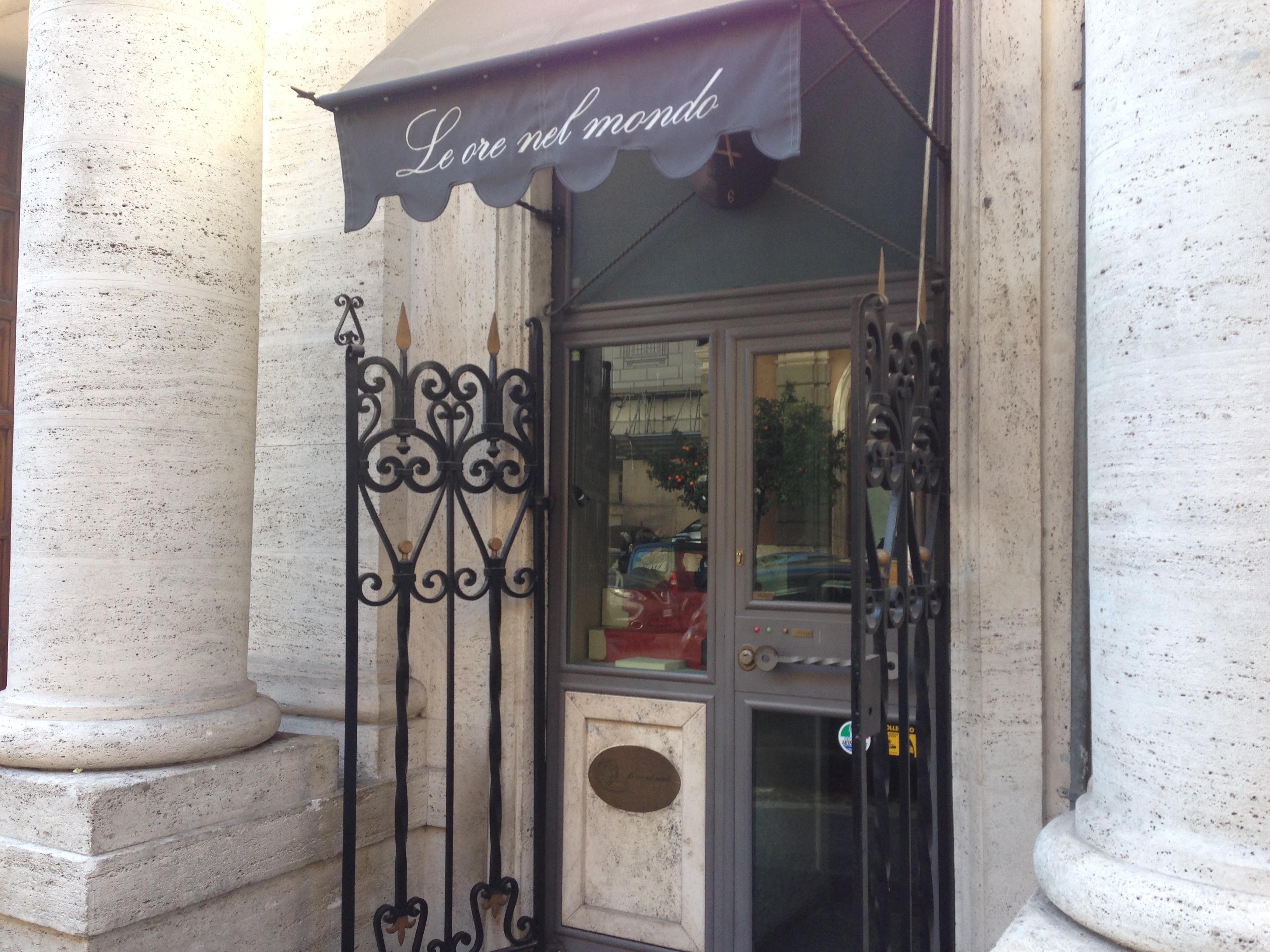 Il negozio di orologi 'Le ore del mondo' a via Barberini (foto Adnkronos)