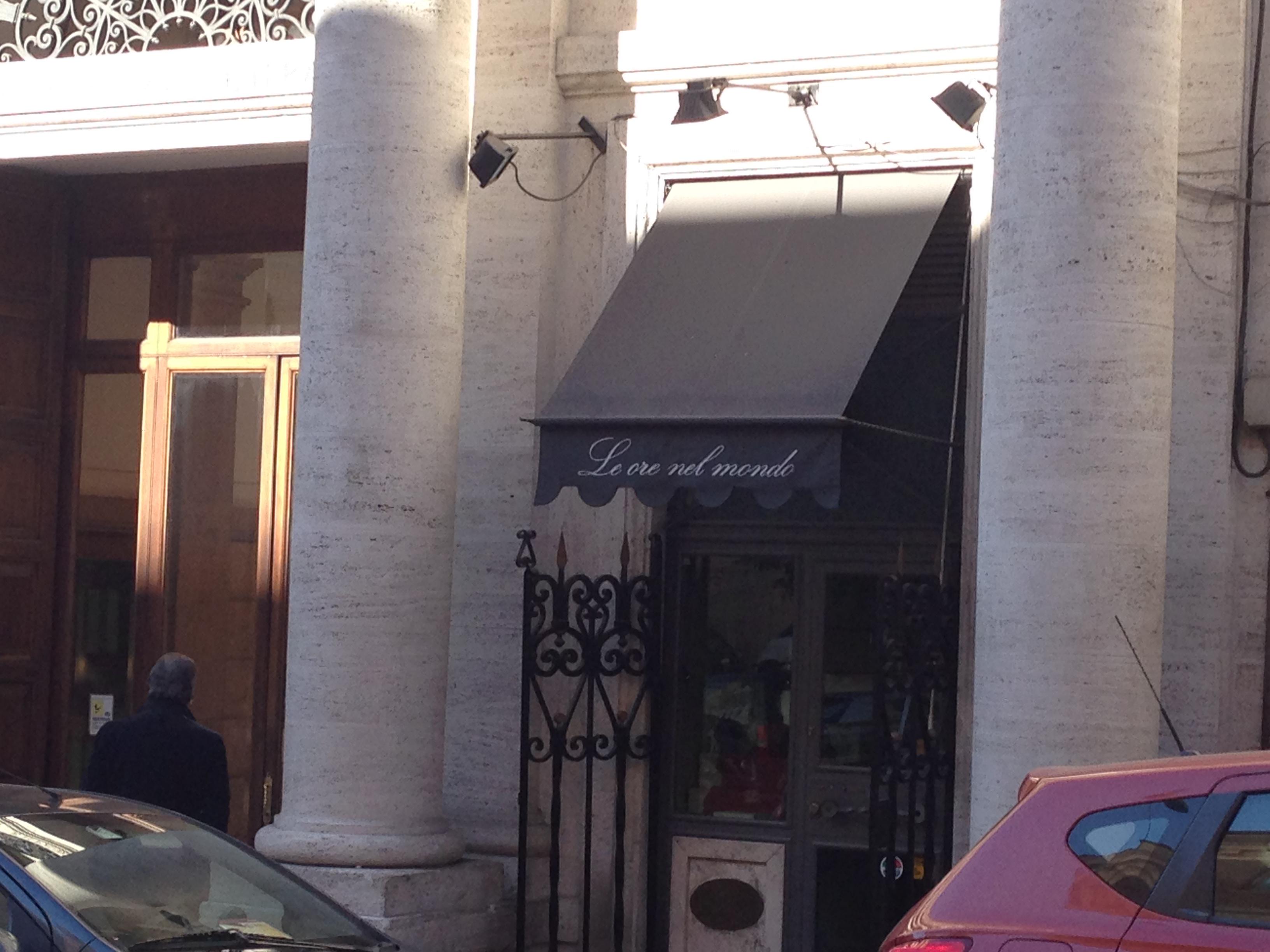 Il negozio di orologi 'Le ore del mondo' a via Barberini (foto Adnkronos)