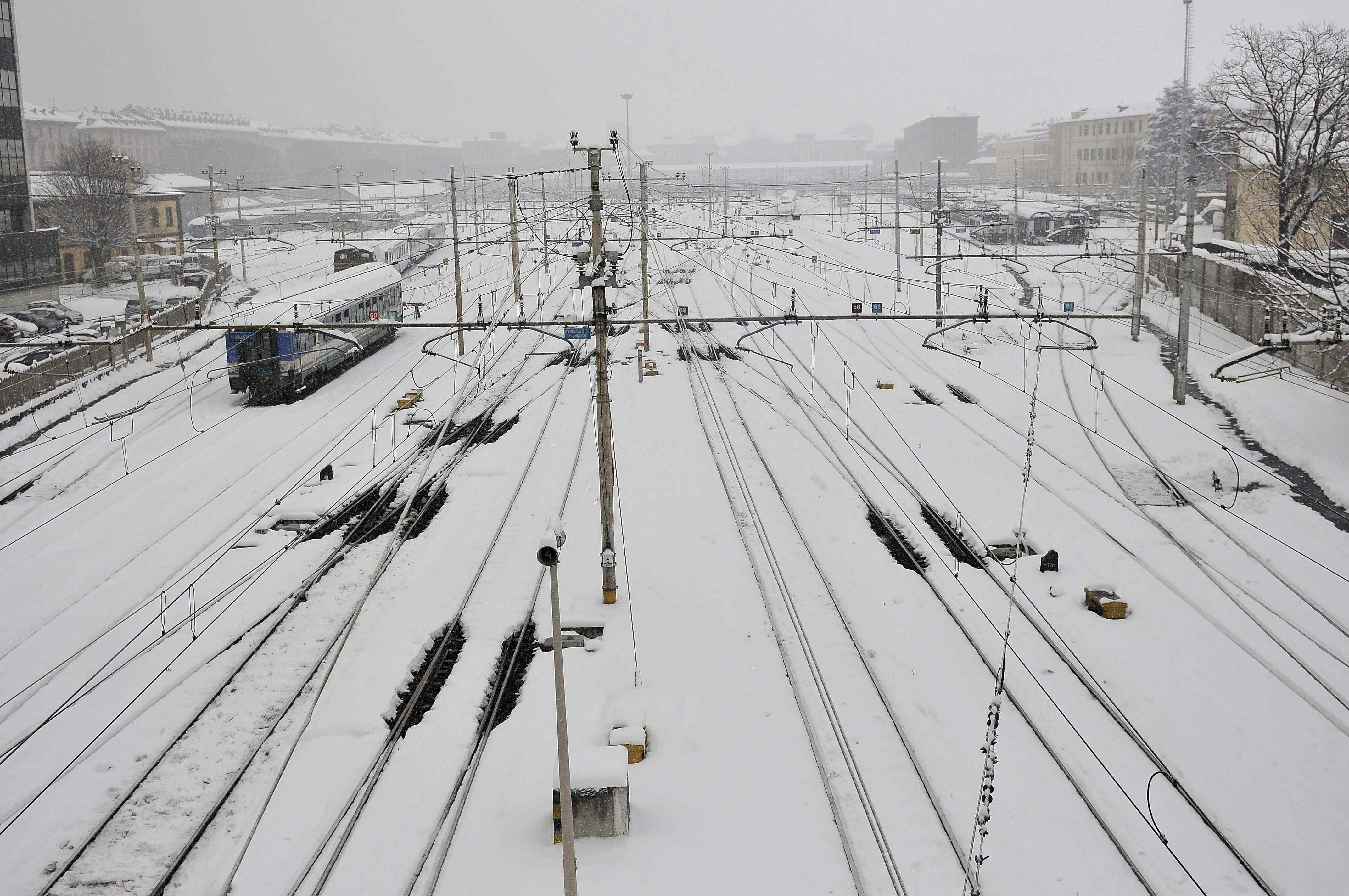 Disagi per la circolazione dei treni al nord (Foto Infophoto)