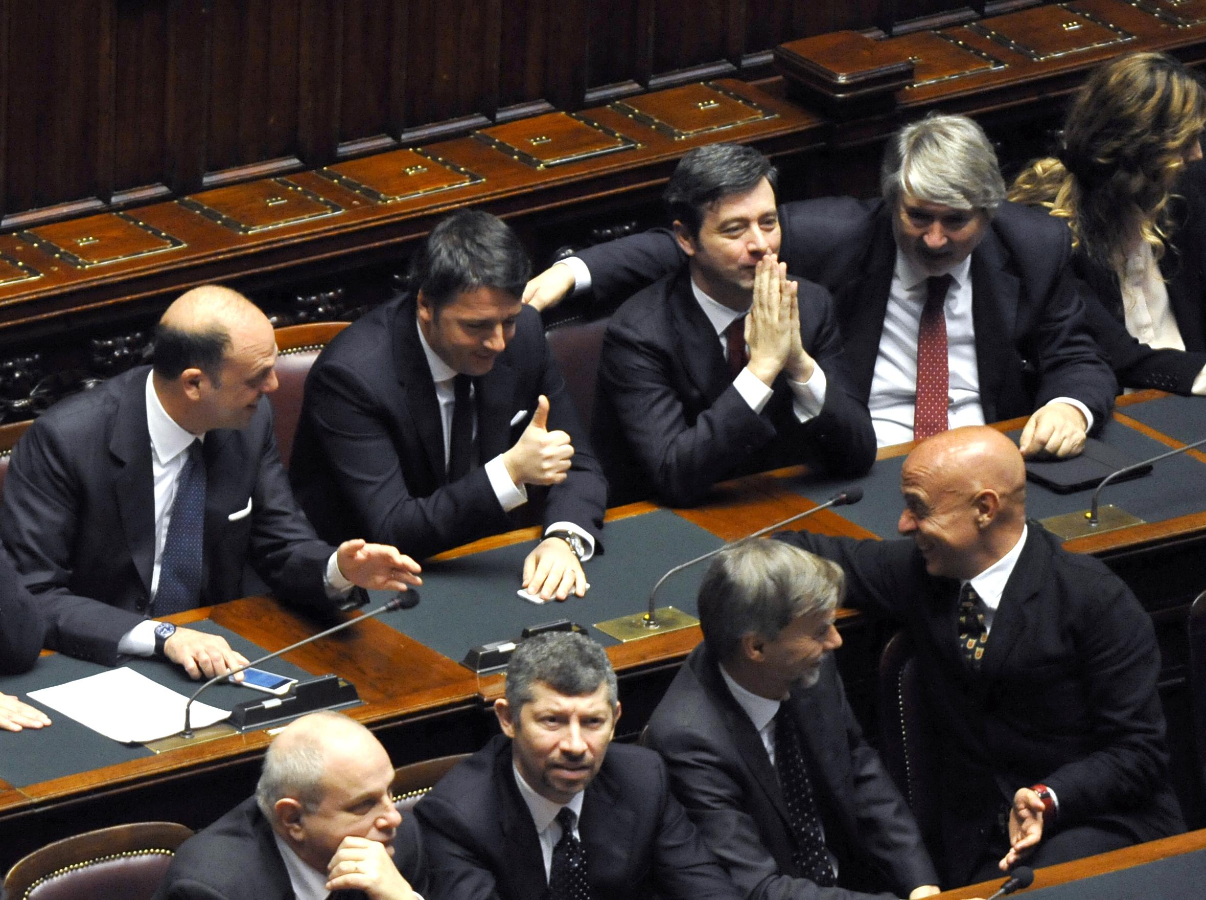 Pollice alzato del premier Matteo Renzi all'indirizzo del sottosegretario alla presidenza dei ministri Marco Minniti (foto Adnkronos/Cristiano Camera)