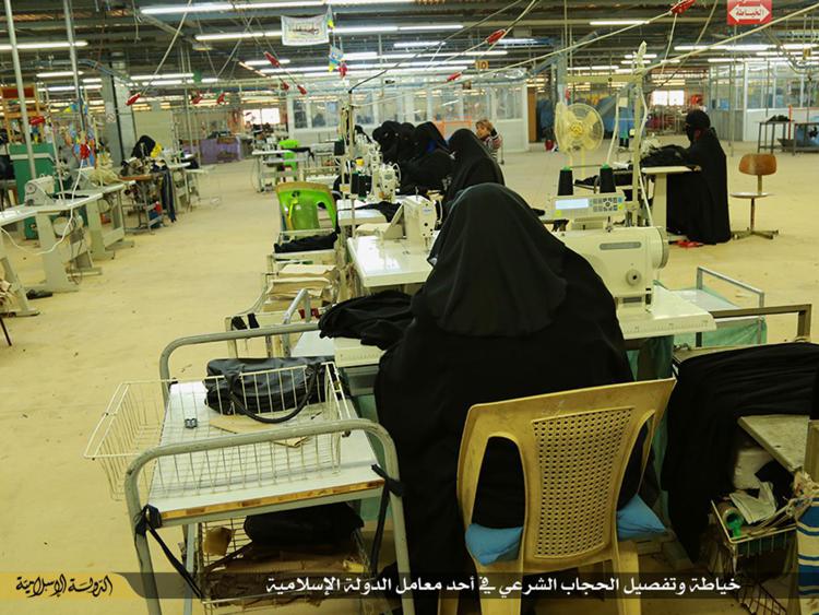 Un'immagine della fabbrica di hijab per bambine gestita dai jihadisti dell'Is