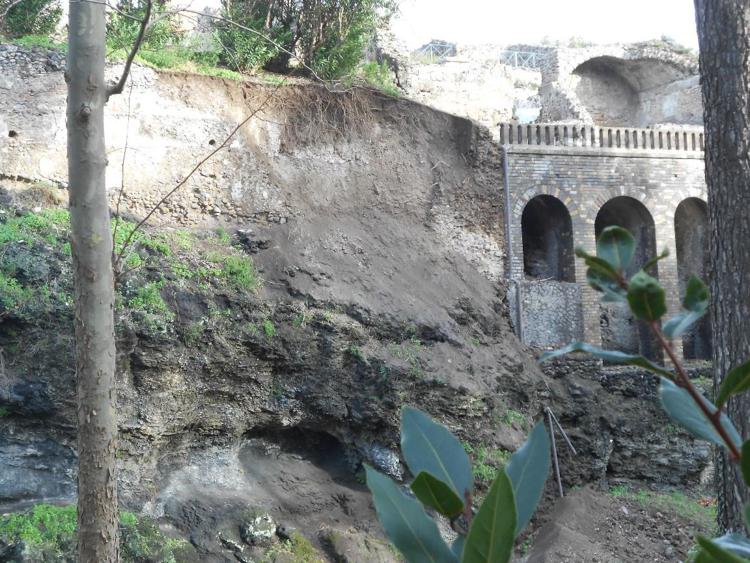Pompei: smottamento causa maltempo, cede parte muro Casa Severus in scavi
