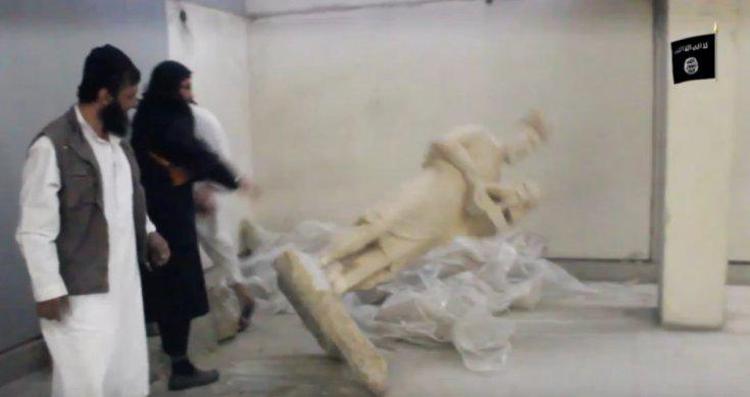 Iraq: video Is mostra distruzione statue in museo Mosul