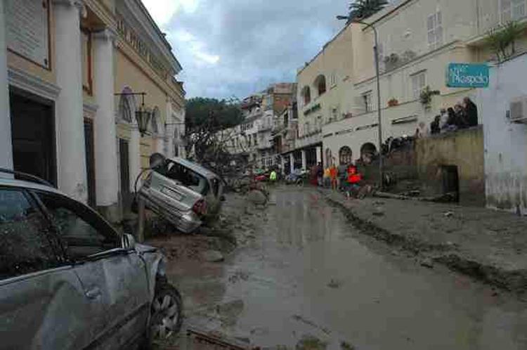 Ischia: caduta massi tra Barano e Serrara Fontana, chiusa strada
