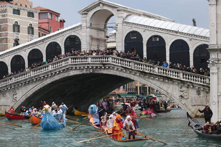 Carnevale: a Venezia una domenica tra 'remi e cicchetti'