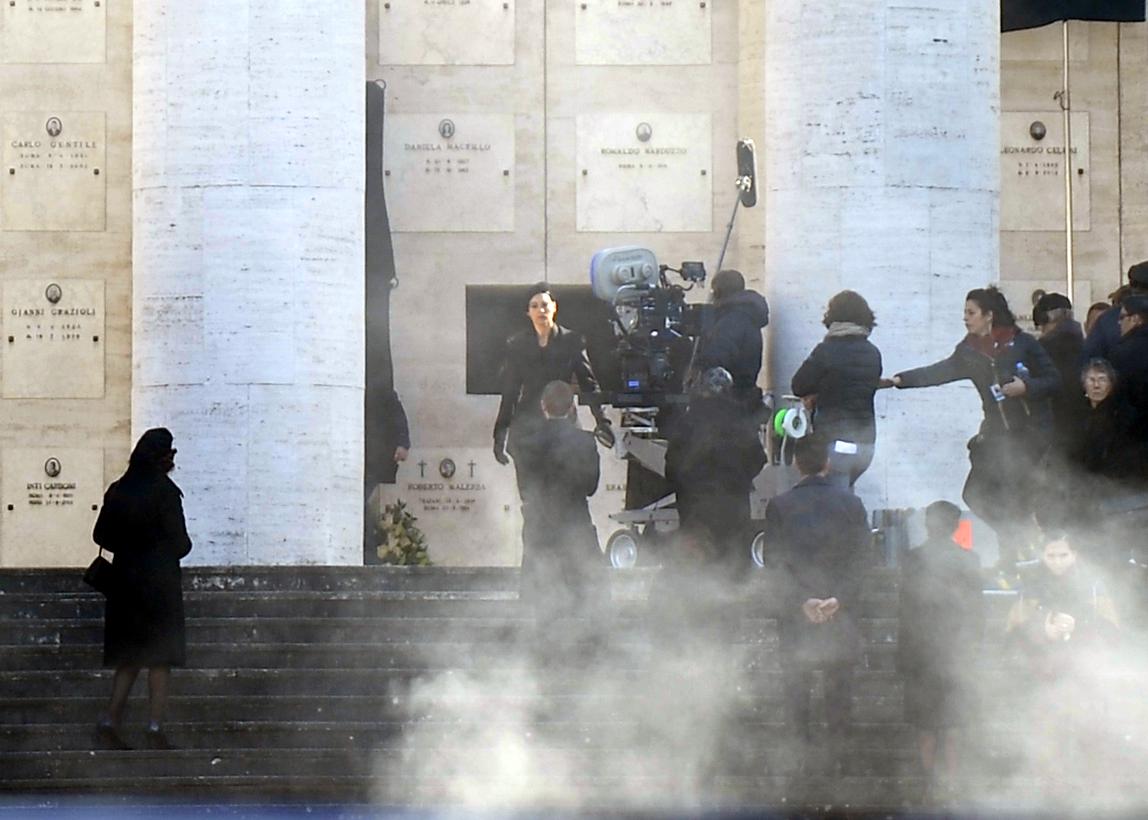 Roma, 19 febbraio 2015. Eur, piazza Giovanni Agnelli, Daniel Craig e Monica Bellucci sul set del nuovo 007 (foto Adnkronos/Cristiano Camera)