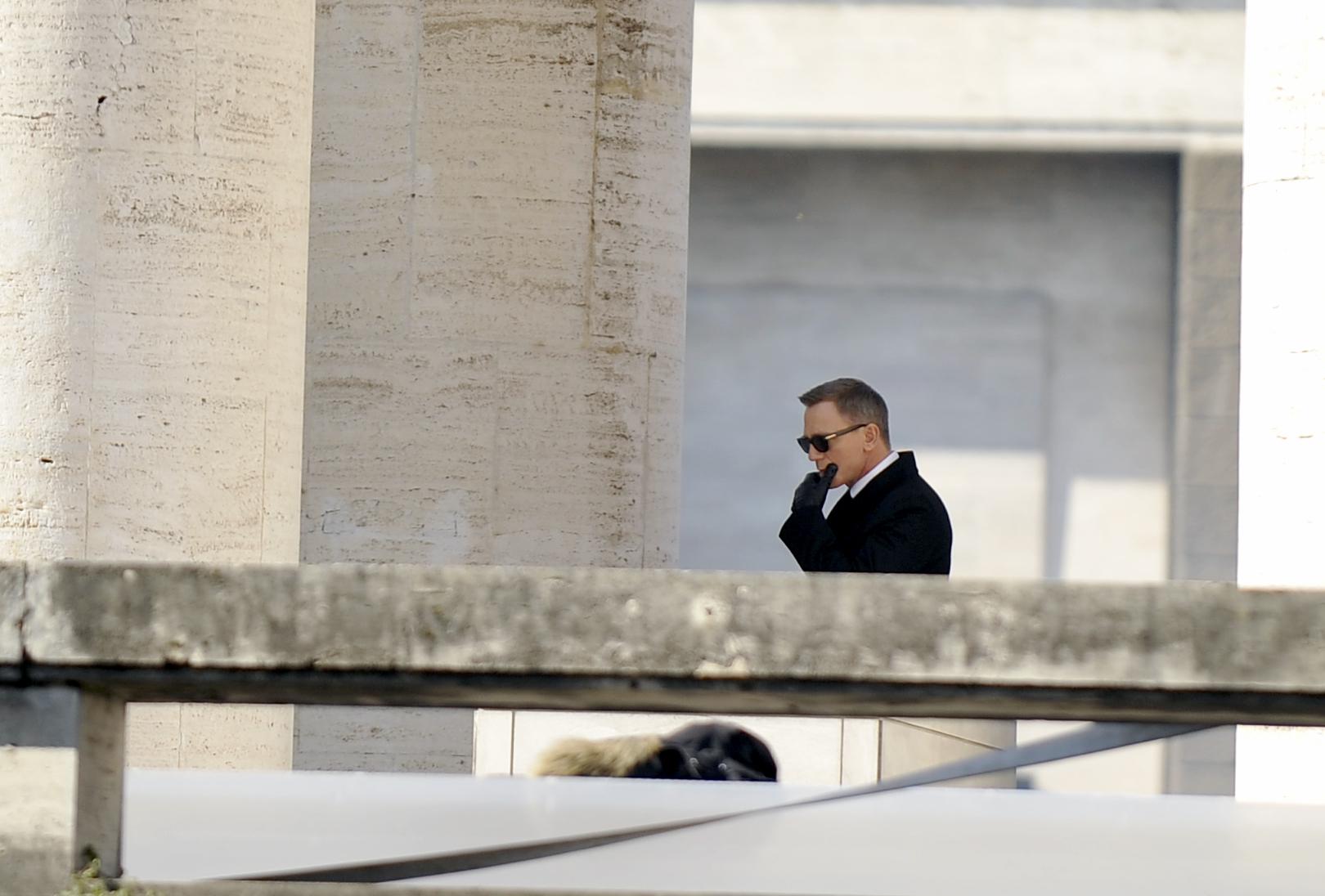 Roma, 19 febbraio 2015. Eur, piazza Giovanni Agnelli, Daniel Craig e Monica Bellucci sul set del nuovo 007 (foto Adnkronos/Cristiano Camera)