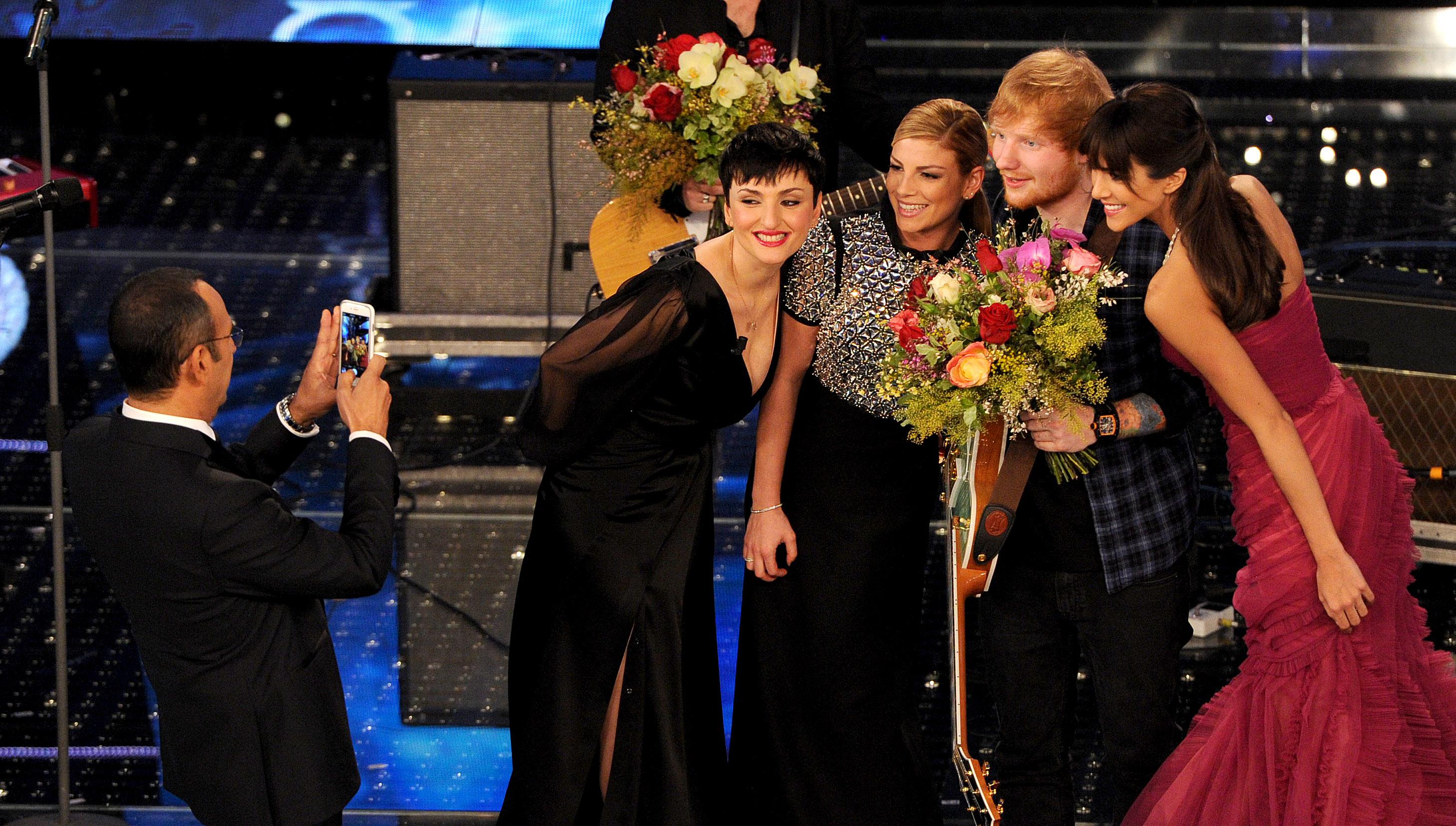 Sanremo 2015 Carlo Conti, Ed Sheeran, Aarisa, Emma Marrone e Rocio Morales, foto Infophoto 