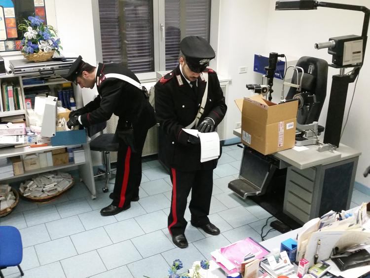 Pavia, medico truffa anziani per 150mila euro e li spende al casinò  - (foto dei carabinieri)