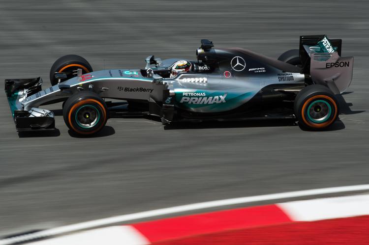 La Mercedes di Lewis Hamilton nelle libere del Gp della Malesia (Foto Afp)  - AFP